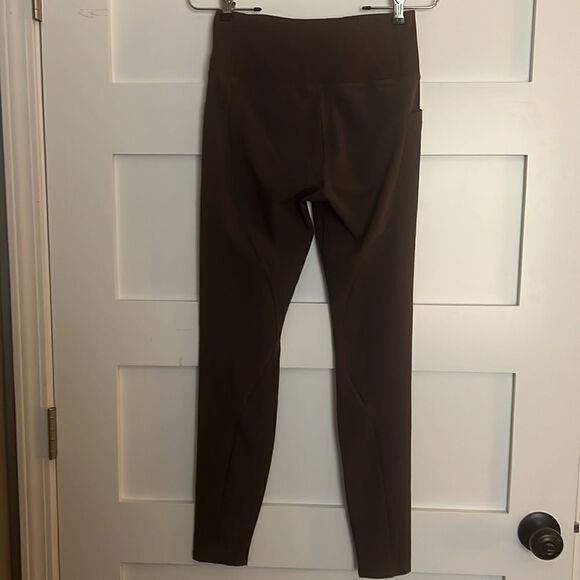 Athleta Quest Hybrid Tights. Pockets on both sides. Zipper in the back. 30 - Picture 4 of 8